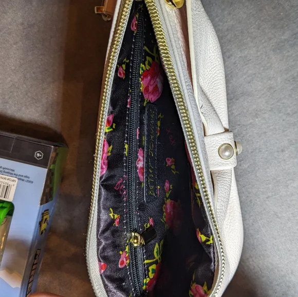 Betsy Johnson crossbody - Picture 3 of 9